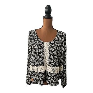 Lush Black & White Floral Blouse Size Medium  #B58